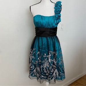 Blondie Nites Juniors’ Dress with Black Tulle & Silver Glitter Accent Size 3